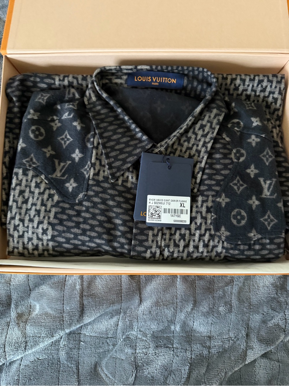 Louis Vuitton × Nigo MNGM Waves Giant
Damier Flannel Shirt - Picture 3 of 3